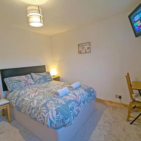 Double Room, Large Tv, With Great Transport Links Bolton Buitenkant foto