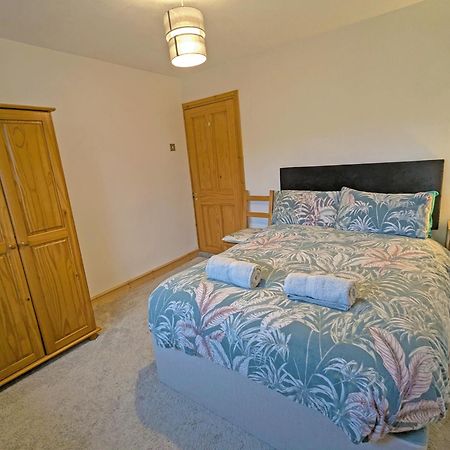 Double Room, Large Tv, With Great Transport Links Bolton Buitenkant foto