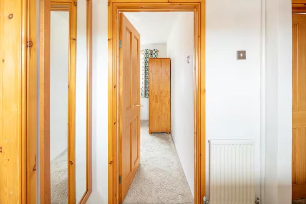 Double Room, Large Tv, With Great Transport Links Bolton Buitenkant foto