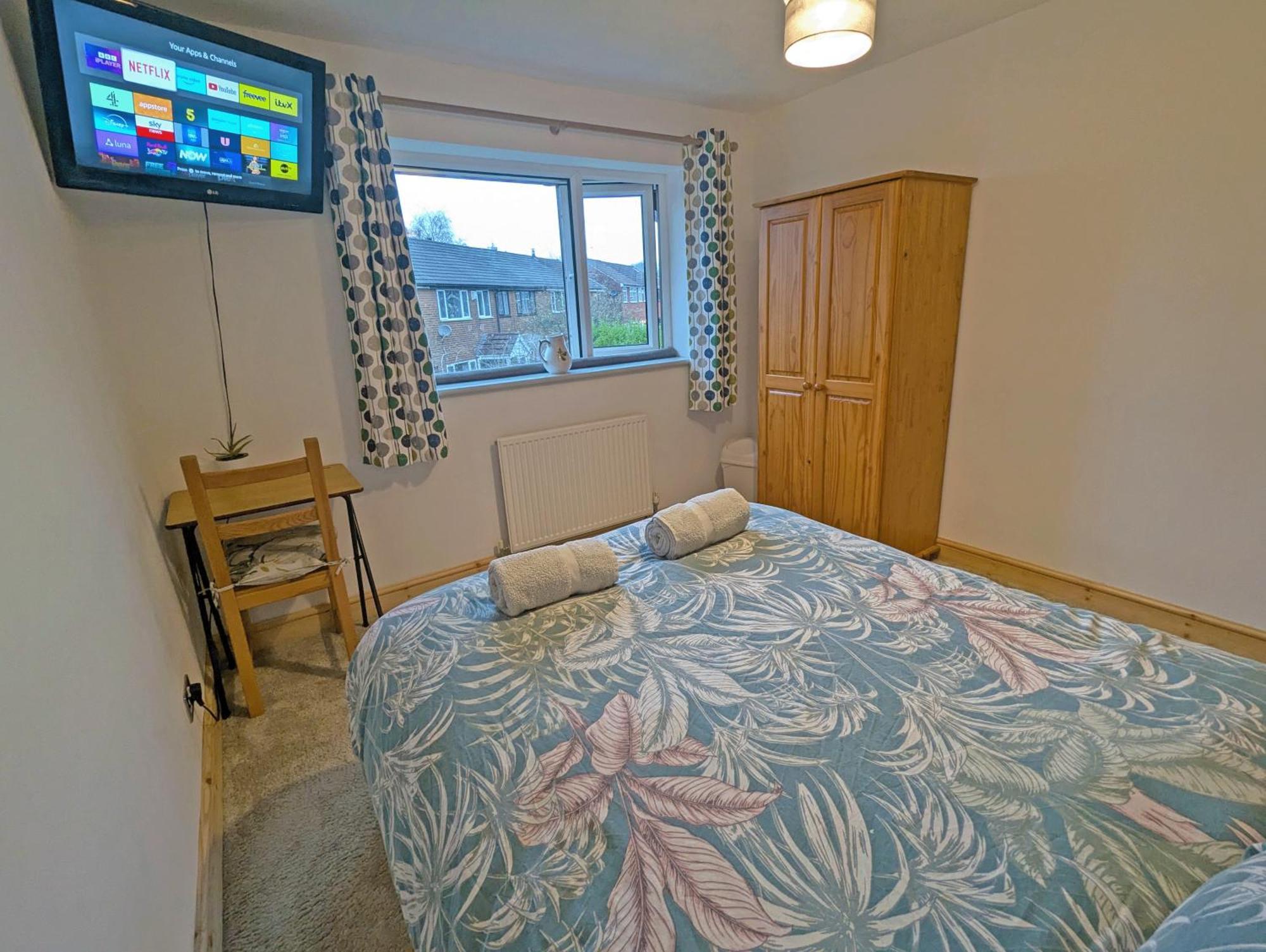 Double Room, Large Tv, With Great Transport Links Bolton Buitenkant foto