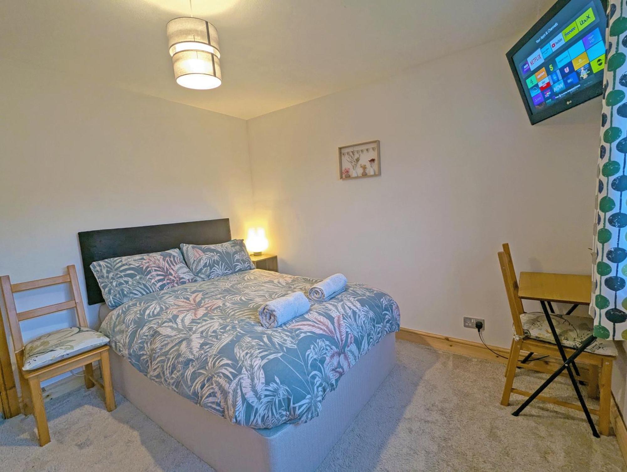 Double Room, Large Tv, With Great Transport Links Bolton Buitenkant foto