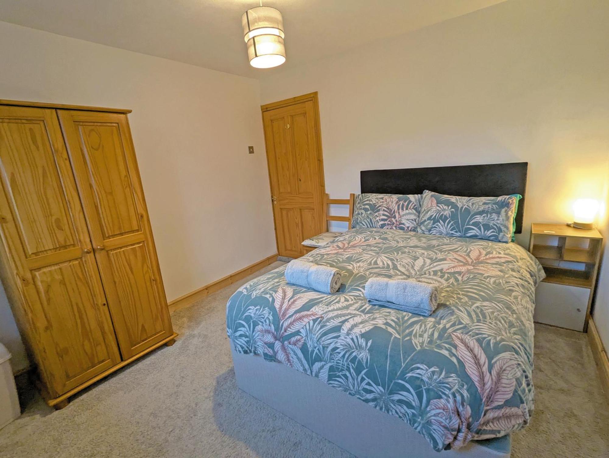 Double Room, Large Tv, With Great Transport Links Bolton Buitenkant foto